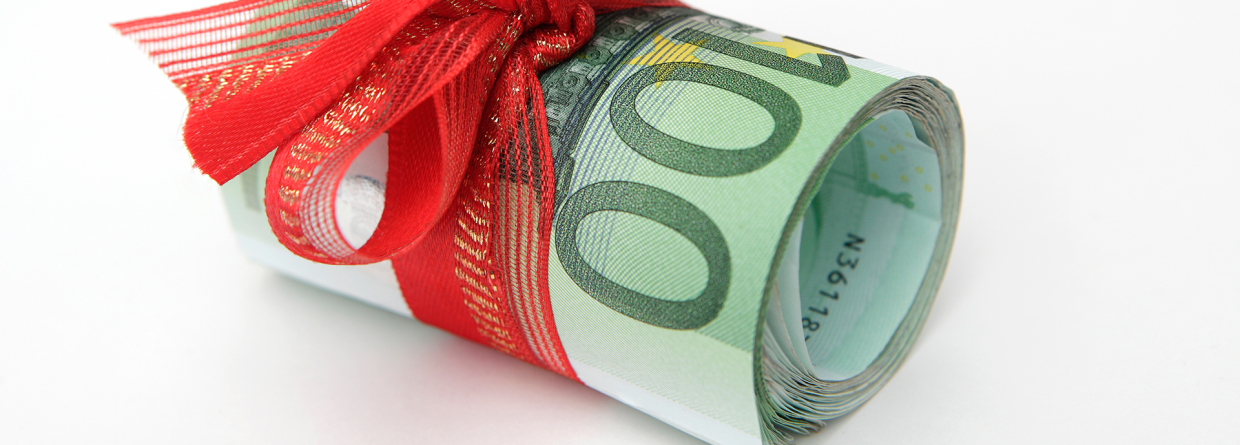 rolletje met briefjes van 100 euro met een rode strik er om